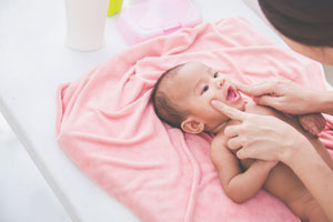 新生儿吃奶很急怎么办