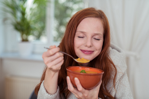 一个人坐月子可以自己做饭吗